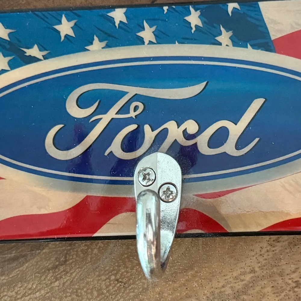 Plaque with hooks